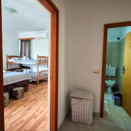 Hotel And Pansion M&r Turanj
