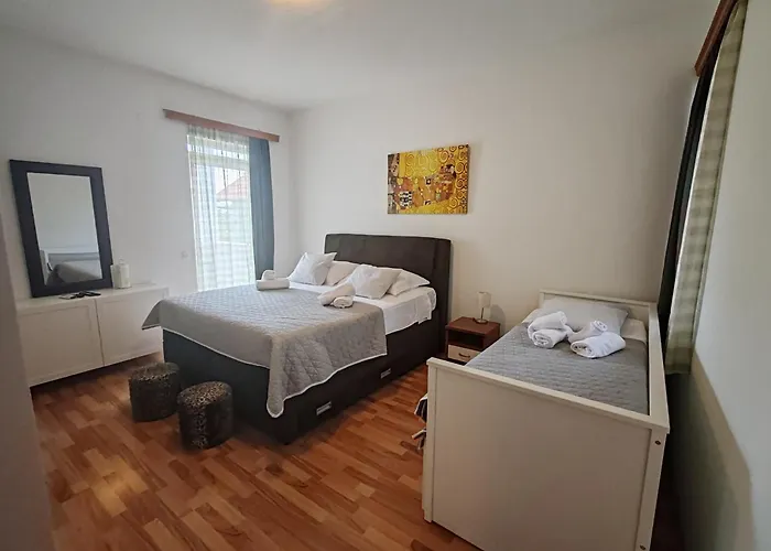 Hotel And Pansion M&r