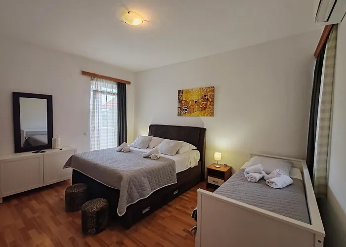 Hotel And Pansion M&r Turanj