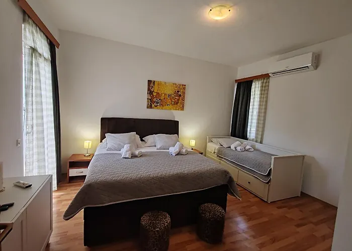 Hotel And Pansion M&r