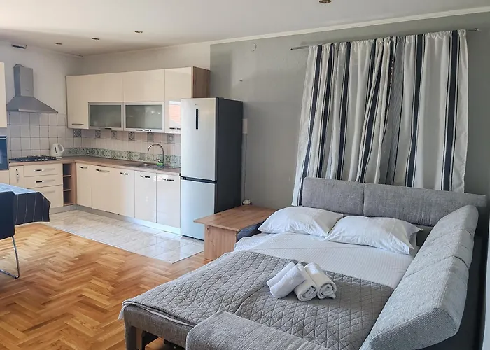 Hotel And Pansion M&r Turanj